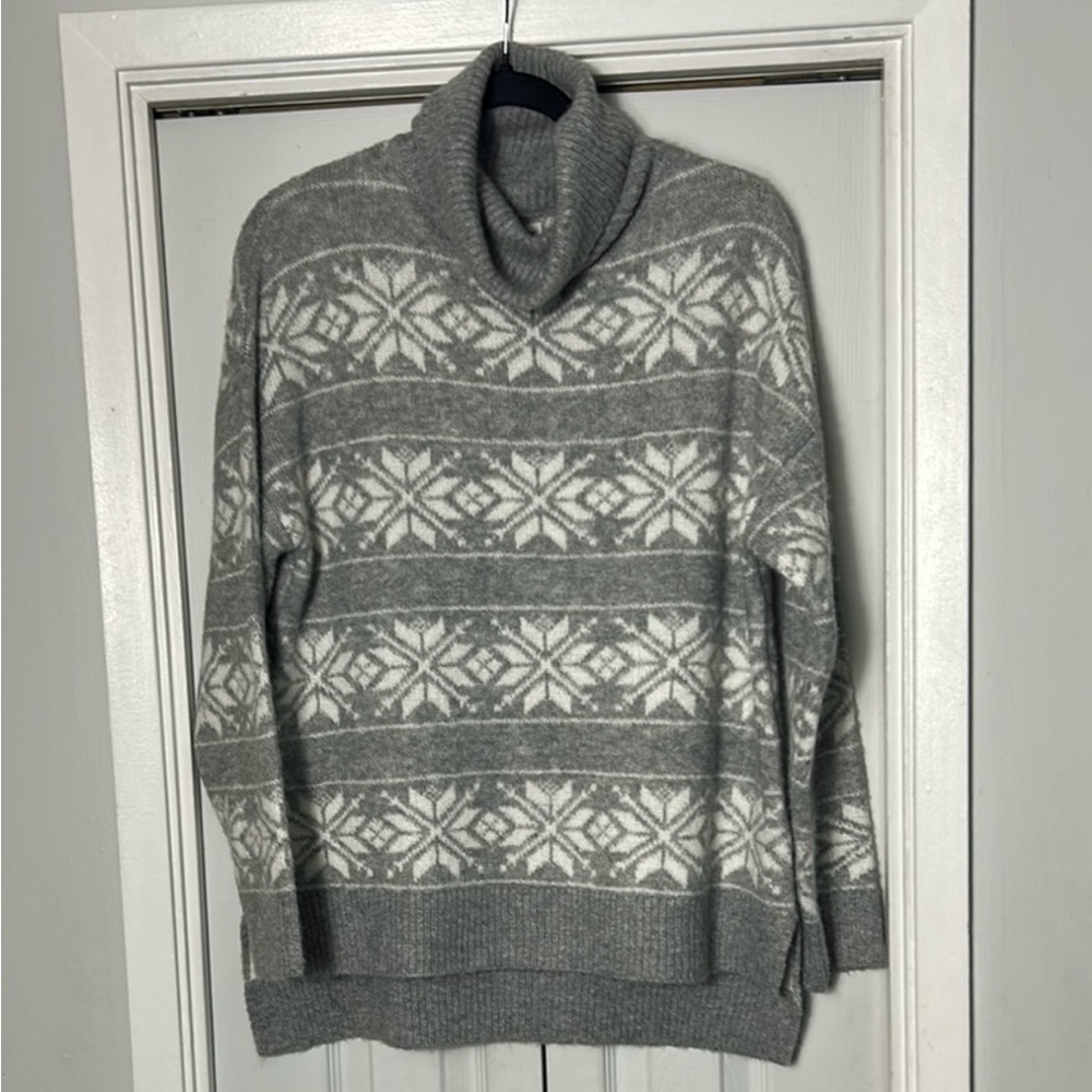 Cupcakes & Cashmere Snowflake Pattern Turtleneck Sweater oversized fit.